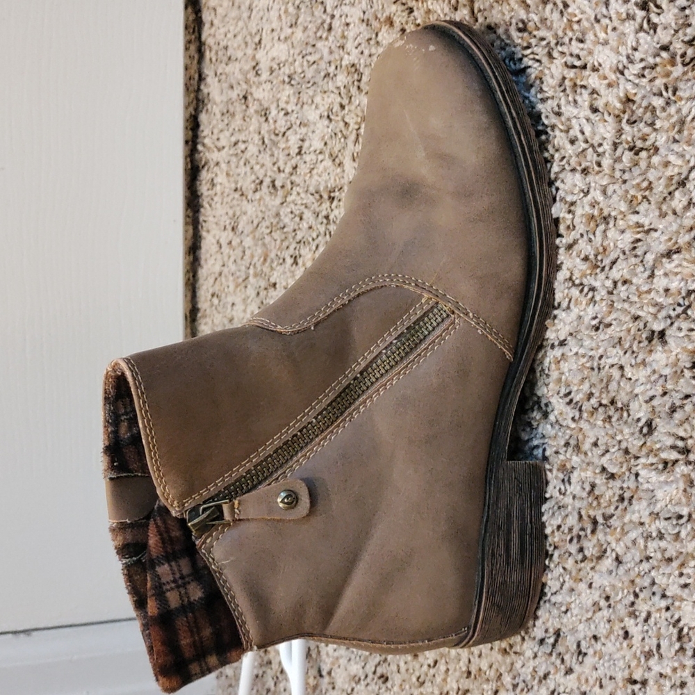 Tan ankle boots with brown felt lining